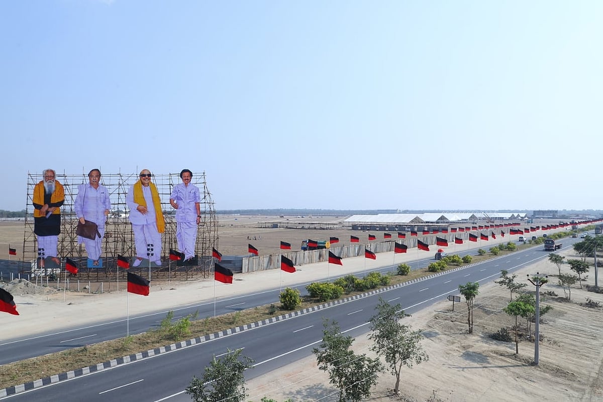 கொடி பறக்குதா - திருச்சியில் பிரமாண்டமாக தயாராகும் தி.மு.க பொதுக்கூட்டம் ! (Photo Album)