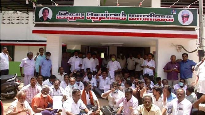 இப்படி ஒரு கூட்டணியை எங்காவது கண்டதுண்டா யுவர் ஹானர்? : தொகுதிக்காக அடித்துக்கொள்ளும் அ.தி.மு.க - பா.ஜக!