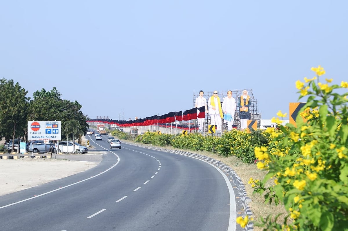கொடி பறக்குதா - திருச்சியில் பிரமாண்டமாக தயாராகும் தி.மு.க பொதுக்கூட்டம் ! (Photo Album)
