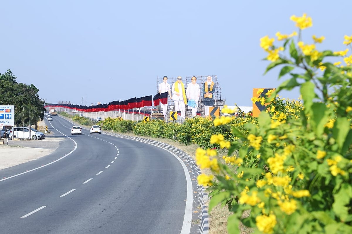 கொடி பறக்குதா - திருச்சியில் பிரமாண்டமாக தயாராகும் தி.மு.க பொதுக்கூட்டம் ! (Photo Album)