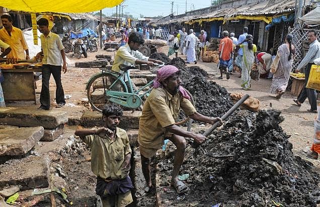 “மனித கழிவுகளை மனிதரே அகற்றுவது மனிதநேயமற்ற செயல்; இது தீவிரமான விவகாரம்” - உயர் நீதிமன்றம் கருத்து!