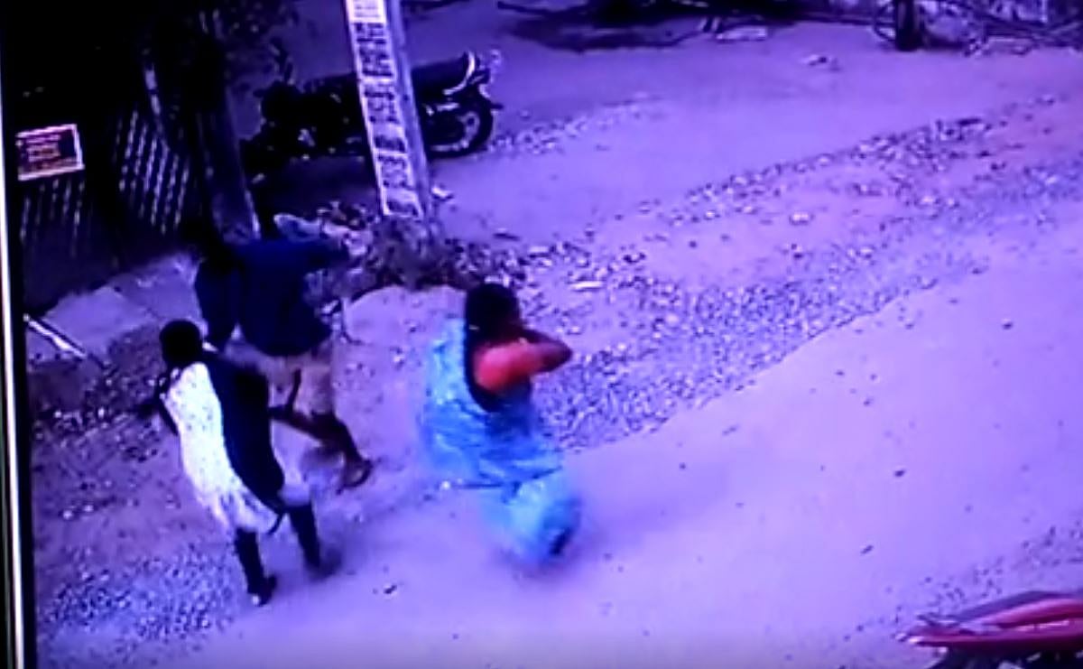 குடும்பத் தகராறில் மனைவி, மாமியாரை நடுரோட்டில் குத்திக் கொலை செய்த வாலிபர்... பதறவைக்கும் CCTV காட்சி!