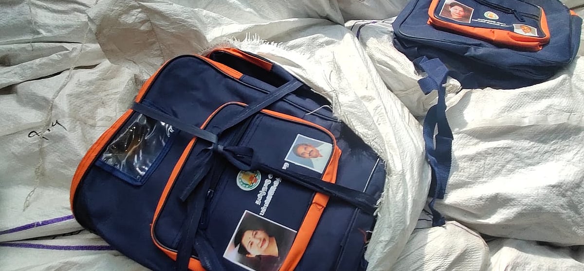 ராஜஸ்தான் எண் பதிந்த லாரியில் எடப்பாடி, ஜெ படம் பொறித்த பள்ளி பைகள்.. தொடர் விதிமீறலில் அ.தி.மு.கவினர்!