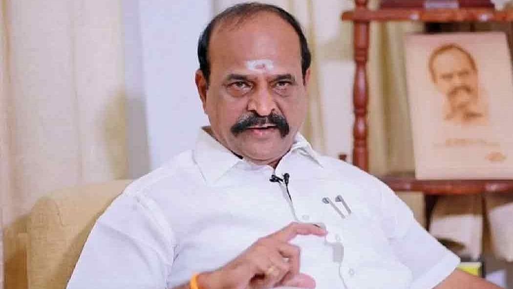 அதிகாரியை மிரட்டிய விவகாரம் : வாயைக் கொடுத்து வாங்கிக் கட்டிக்கொண்ட அமைச்சர் கடம்பூர் மீது வழக்கு பதிவு!
