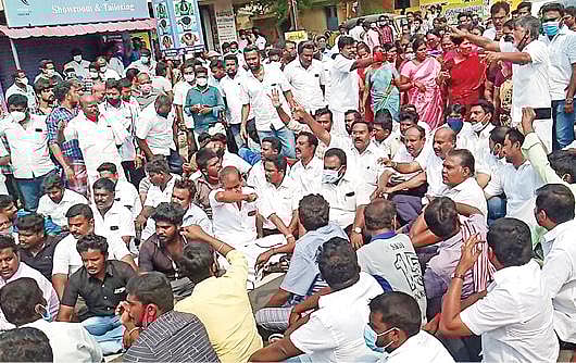 அமைச்சர் வேலுமணி முன்னிலையில் தி.மு.கவினர் மீது தாக்குதல் : அதிமுகவினர் மீது 5 பிரிவுகளில் வழக்குப்பதிவு!