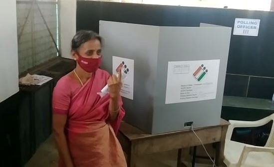 சர்கார் விஜய் போல 49பி பிரிவின் கீழ் போராடி வாக்களித்த பெண்மணி : திருப்பூரில் நடந்த ருசிகர சம்பவம்!