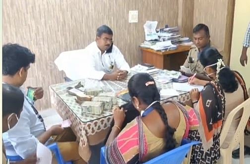 “தமிழகம் முழுவதும் பணப்பட்டுவாடா செய்து வரும் அ.தி.மு.க” : வேடிக்கை பார்க்கும் தேர்தல் ஆணையம் !