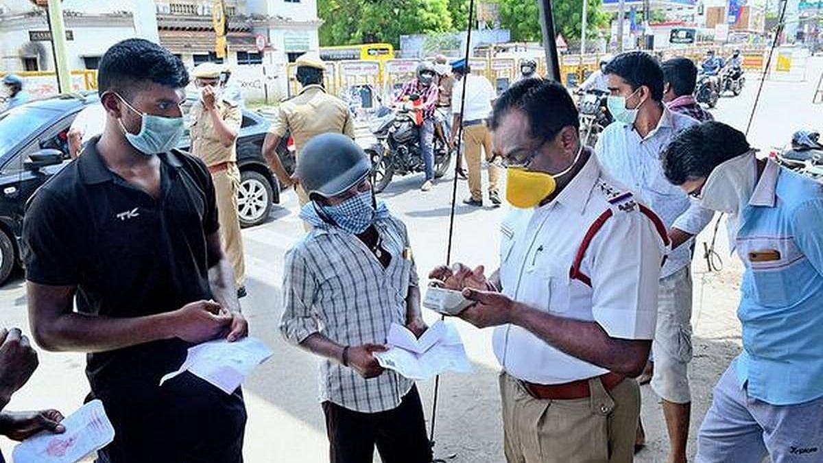 “அபராதம் விதித்தால் கொரோனா குறைந்துவிடுமா?” : போலிஸாரின் வசூல் வேட்டையால் கொந்தளிக்கும் வாகன ஓட்டிகள்!