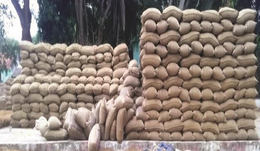 மழையில் நனைந்து வீணாகும் நெல் மூட்டைகள் : கடைசி நேரத்திலும் விவசாயிகள் மீது அக்கறை காட்டாத எடப்பாடி அரசு!