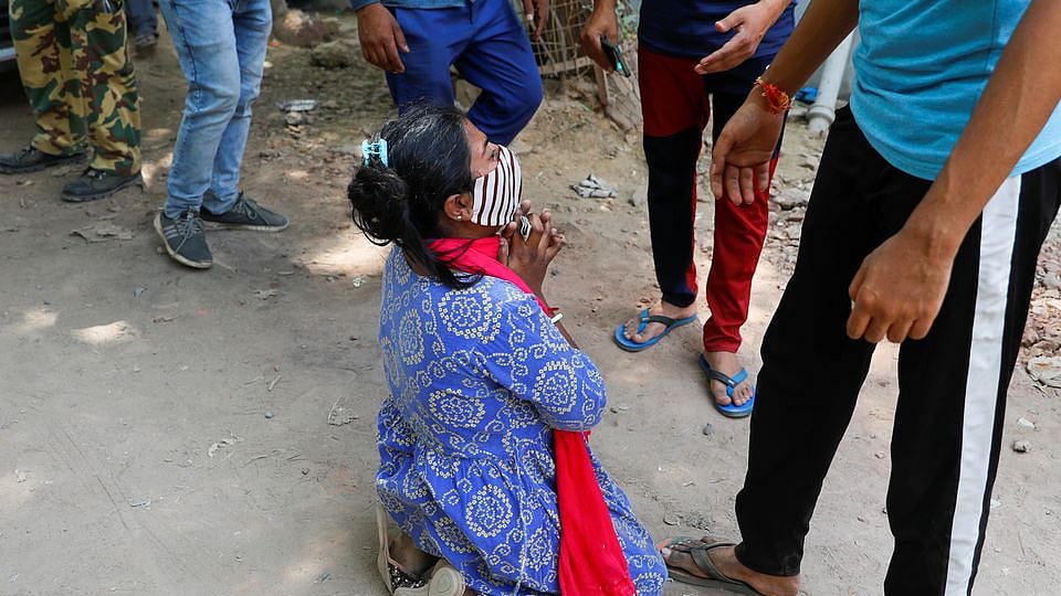 "அம்மாவை காப்பாத்தணும்; ஆக்சிஜன் தாங்க” - காலில் விழுந்து கதறிய பெண்... கடைசியில் நேர்ந்த சோகம்!