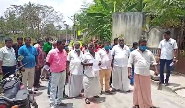 ஏலச்சீட்டு நடத்தி பல கோடி ரூபாயை வாரி சுருட்டிய உத்திரமேரூர் அதிமுக பிரமுகர் - தர்ணாவில் ஈடுபட்ட மக்கள்!