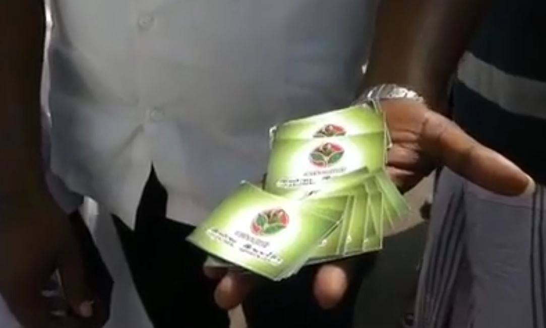 ஒரு ஓட்டுக்கு ரூ.7500, ஒரு பட்டுப்புடவைக்கு டோக்கன்: நாகையில் தேர்தலன்று டோக்கன் விநியோகித்த அதிமுகவினர்!