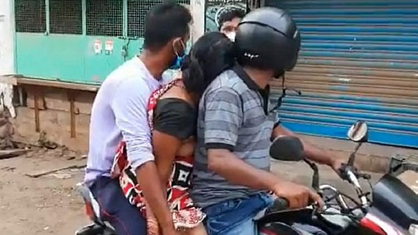 தாயின் சடலத்தை 20 கி.மீ தொலைவுக்கு பைக்கிலேயே  எடுத்துச்சென்ற மகன் - ஆம்புலன்ஸ் வராததால் அவலம்!