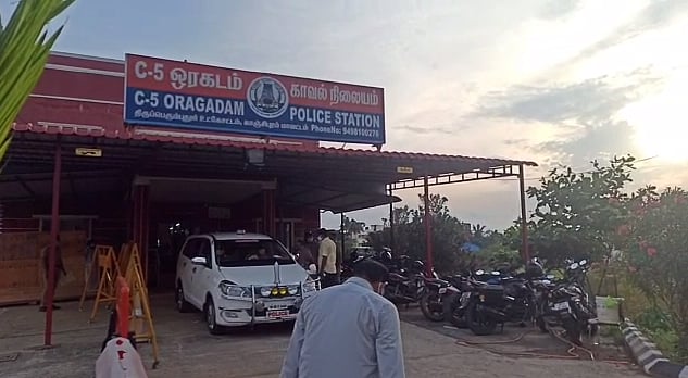 “தோல்வி பயத்தில் பணத்தை வாரி இறைக்கும் எடப்பாடி அரசு” : பணப்பட்டுவாடா செய்த 2 அதிமுக உறுப்பினர்கள் கைது !