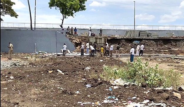 கட்டிய சில மாதங்களிலேயே இடிந்து விழுந்த தடுப்புச்சுவர்... கோவை ஸ்மார்ட் சிட்டி பணி முறைகேடுகளால் அவலம்!
