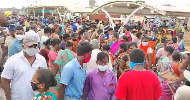 மே 1, 2ல் விற்பனைக்கு தடை: சென்னை காசிமேட்டில்  குவிந்த மக்கள் - அபராதம் விதித்து கொள்ளையடிக்கும் அரசு!