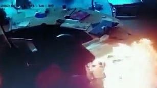 கொரோனாவால் பெண் உயிரிழப்பு... மருத்துவமனையை தீ வைத்துக் கொளுத்திய உறவினர்கள்!