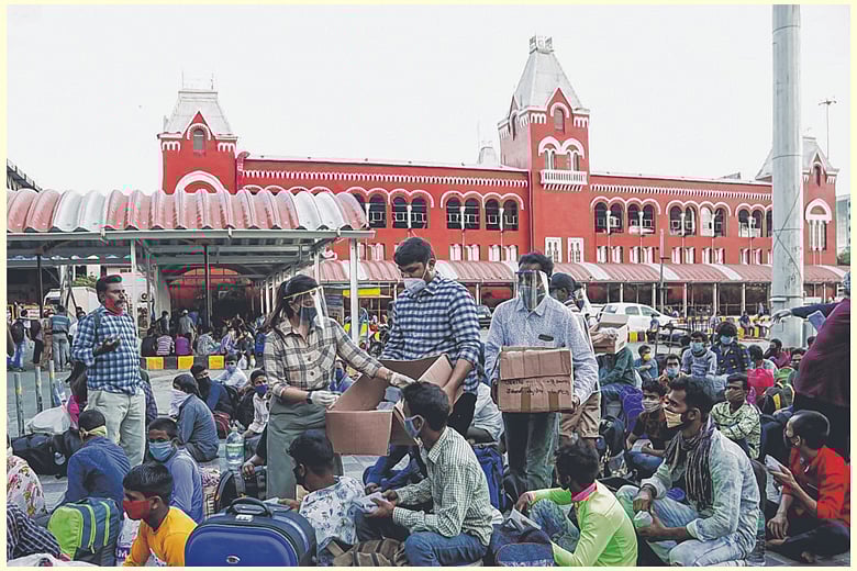 மீண்டும் ஊர் திரும்பும் படலம்: எப்போ டிக்கெட் கிடைக்கும் என சென்ட்ரலில் காத்திருக்கும் தொழிலாளர்கள்!