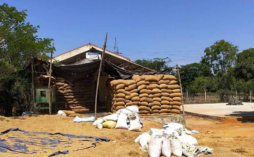 கொள்முதல் நிலையங்களில் தொடர்ந்து அரங்கேறும் முறைகேடுகள்: அதிமுக அரசின் மெத்தனத்தால் விவசாயிகள் வேதனை!