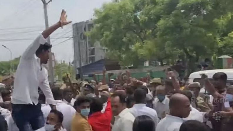 தி.மு.க வேட்பாளர் கார்த்திகேய சிவசேனாபதி மீது தாக்குதல்; கொலை மிரட்டல் விடுத்த அ.தி.மு.க, பா.ஜ.க அராஜகம்!