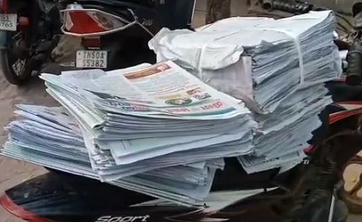 நேற்றைய விளம்பரத்தை இன்றைய இதழில் வைத்து விநியோகித்த அதிமுகவினர் -தேர்தல் நெருங்கும் வேளையிலும் விதிமீறல்