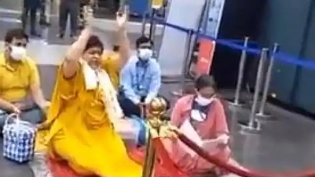 “நான்தான் கொரோனாவுக்கு எதிரான சக்தி” கைத்தட்டி, பாட்டு பாடி வைரஸை விரட்டிய ம.பி. பாஜக பெண் அமைச்சர்!