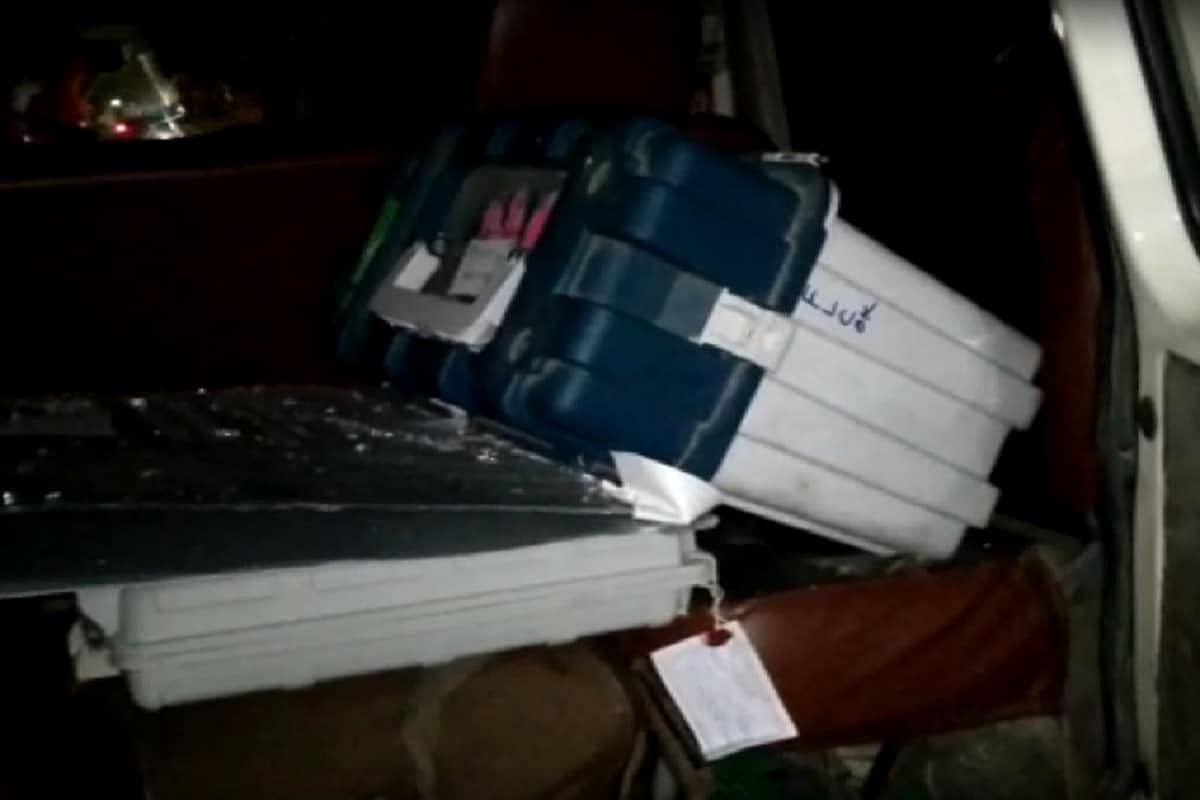 பாஜக வேட்பாளர் காரில் பயணித்த வாக்குப்பெட்டி : அதிகாரிகள் சஸ்பெண்ட் - தேர்தல் ஆணையத்தின் ’டக்கு’ இதுதானா?