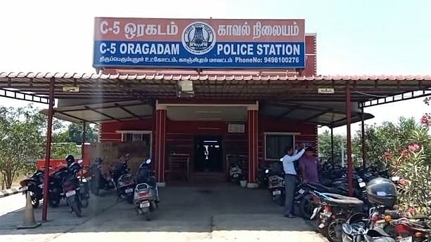 “தோல்வி பயத்தில் பணத்தை வாரி இறைக்கும் எடப்பாடி அரசு” : பணப்பட்டுவாடா செய்த 2 அதிமுக உறுப்பினர்கள் கைது !