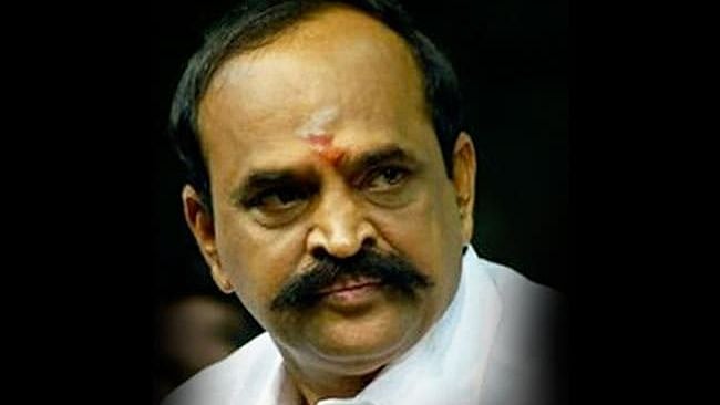 “தொகுதிக்கு ஒண்ணும் செய்யாம வாக்கு கேட்க வந்துட்டீங்க”: பெண்கள் முற்றுகையால் ஓட்டம் எடுத்த கடம்பூர் ராஜூ!