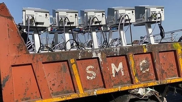 குப்பை லாரியில் எடுத்துச் செல்லப்பட்ட வென்டிலேட்டர்; குஜராத் பா.ஜ.க அரசின் அலட்சியத்தின் உச்சம்!