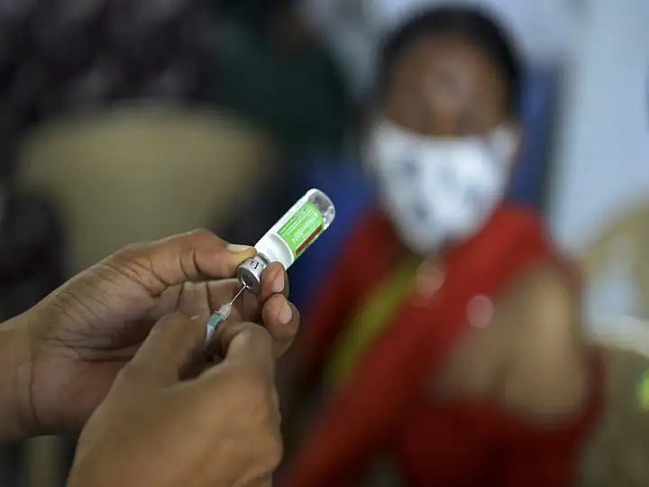 “கொரோனா தடுப்பூசிக்கு பதிலாக ரேபிஸ் தடுப்பூசியை செலுத்திய சுகாதார ஊழியர்கள்” :  உ.பியில் நடந்த அவலம்!