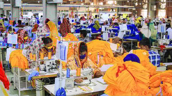 முழு ஊரடங்கு அச்சம்; விழிப்புணர்வு ஏற்படுத்தாத அரசு - சொந்த ஊருக்கு படையெடுக்கும் பின்னலாடை தொழிலாளர்கள்!