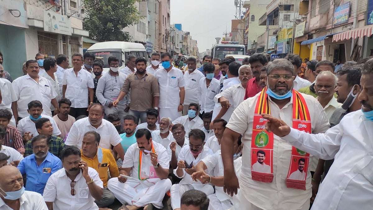 “வாக்காளர்களுக்கு பாஜகவினர் டோக்கன் வினியோகம்; புகாரளித்தும் நடவடிக்கை இல்லை”: காங். வேட்பாளர் போராட்டம்!