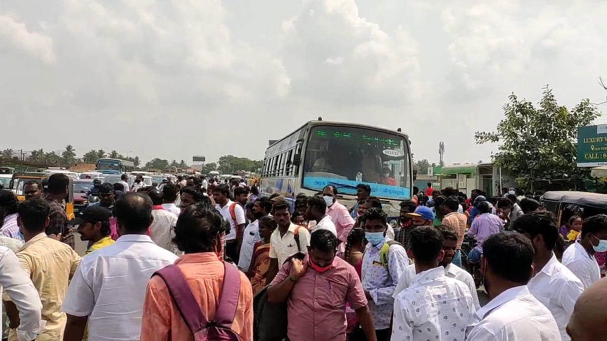 தோல்வி பயத்தின் உச்சம்: பேருந்துகளை இயக்கவிடாமல் தடுத்த அதிமுக அரசு -  சர்வாதிகாரம் செய்யும் எடப்பாடி!