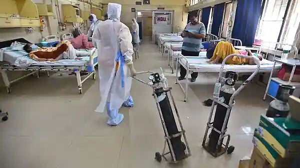 "அரசு கொடுத்த ஆக்சிஜன் ஒன்றரை மணி நேரத்திற்கே வரும்” - அபயக்குரல் எழுப்பும் டெல்லி மருத்துவமனைகள்!