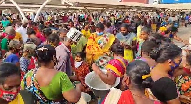 மே 1, 2ல் விற்பனைக்கு தடை: சென்னை காசிமேட்டில்  குவிந்த மக்கள் - அபராதம் விதித்து கொள்ளையடிக்கும் அரசு!