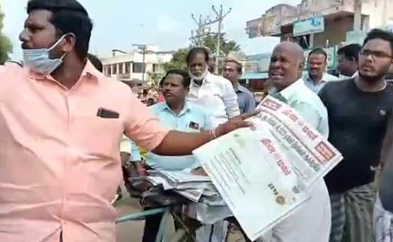 நேற்றைய விளம்பரத்தை இன்றைய இதழில் வைத்து விநியோகித்த அதிமுகவினர் -தேர்தல் நெருங்கும் வேளையிலும் விதிமீறல்