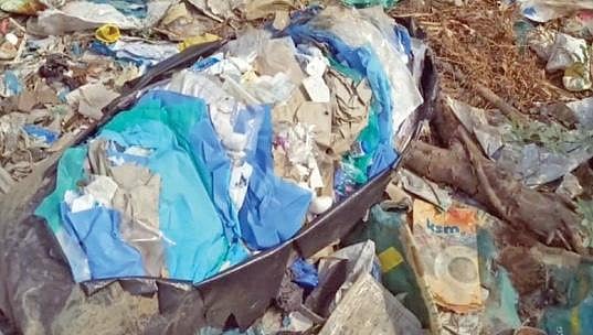 தமிழகத்தில் குவியும் மருத்துவ கழிவுகள் : மக்கள் நலனில் அக்கறை காட்டாத எடப்பாடி அரசு - பொதுமக்கள் ஆவேசம்!