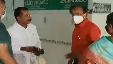 கொரோனா பாதித்த தேர்தல் அதிகாரி.. தயங்கிய ஓட்டுனர் - தனது காரிலேயே மருத்துவமனைக்கு அழைத்து சென்ற ஆட்சியர்!