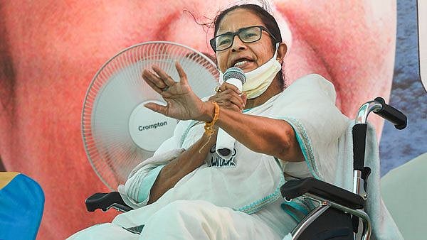 “துணை ராணுவத்தின் உதவியோடு வாக்குச்சாவடிகளைக் கைப்பற்றி பா.ஜ.க அராஜகம்” : ஆளுநரிடம் மம்தா புகார்!