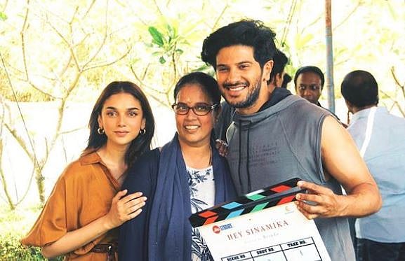 தமிழில் பாடகராகும் துல்கர் சல்மான் : ஹே சினாமிகா படத்தின் புது அப்டேட்!