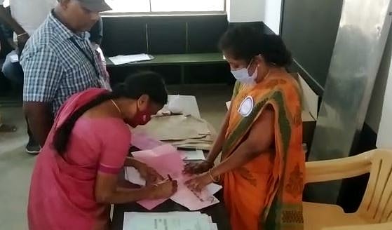 சர்கார் விஜய் போல 49பி பிரிவின் கீழ் போராடி வாக்களித்த பெண்மணி : திருப்பூரில் நடந்த ருசிகர சம்பவம்!