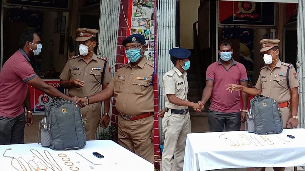 ₹10 லட்சம் நகையை சென்னை ரயிலில் தவறவிட்ட இளைஞர்: வாழ்நாள் சேமிப்பை மீட்ட RPFக்கு குமரி பயணி நன்றி!