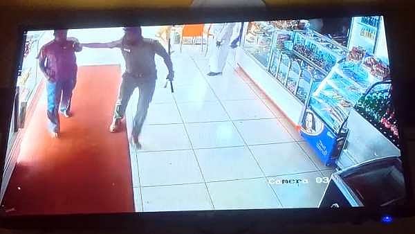 பேக்கரி உரிமையாளரை அடித்து இழுத்துச்சென்ற உதவி ஆய்வாளர் : தொடரும் போலிஸ் அராஜகம் - வைரலாகும் CCTV காட்சி!