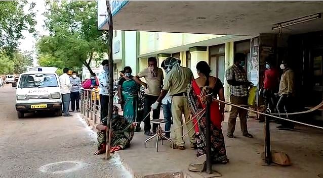 “நடைபாதையில் படுத்து கிடந்த கொரோனா நோயாளிகள்” : பா.ஜ.க ஆளும் மாநிலங்களில் தொடரும் அவலம்!