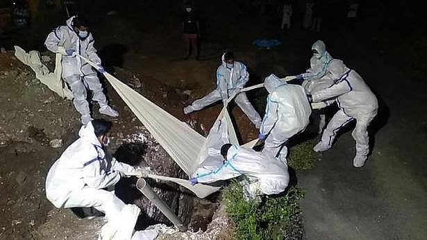 “கொரோனாவால் இறந்த 2,170 பேரின் உடல்களை அடக்கம் செய்திருக்கிறோம்” - இஸ்லாமிய தன்னார்வலர்களின் சமூக சேவை!