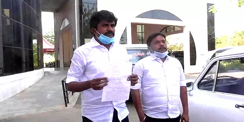 “விஜயபாஸ்கர் வெற்றி பெற வாய்ப்பில்லை” : கருத்துக்கணிப்பு நடத்தியவர்களை தாக்கிய அ.தி.மு.க அடியாட்கள்!