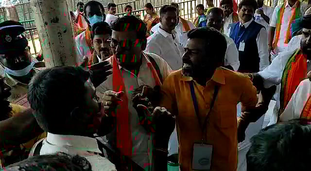 குடிக்க தண்ணீர் கேட்ட செய்தியாளர்களை ஒருமையில் திட்டிய பாஜகவினர்: மோடி கூட்டத்தைப் புறக்கணித்த நிரூபர்கள்