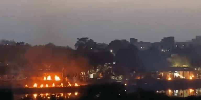 ‘உத்தரபிரதேச மயானத்தில் கொத்துக் கொத்தாக எரிக்கப்படும் பிணங்கள்’-  பரபரப்பு வீடியோ! #CoronaSecondWave

