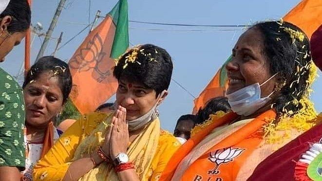 “இவங்கதான் உடைஞ்ச பர்னிச்சர்களை சரிசெய்ய போறாங்களா?”- மதுவந்தி பிரசாரத்தால் அதிர்ச்சியில் பாஜக தொண்டர்கள்